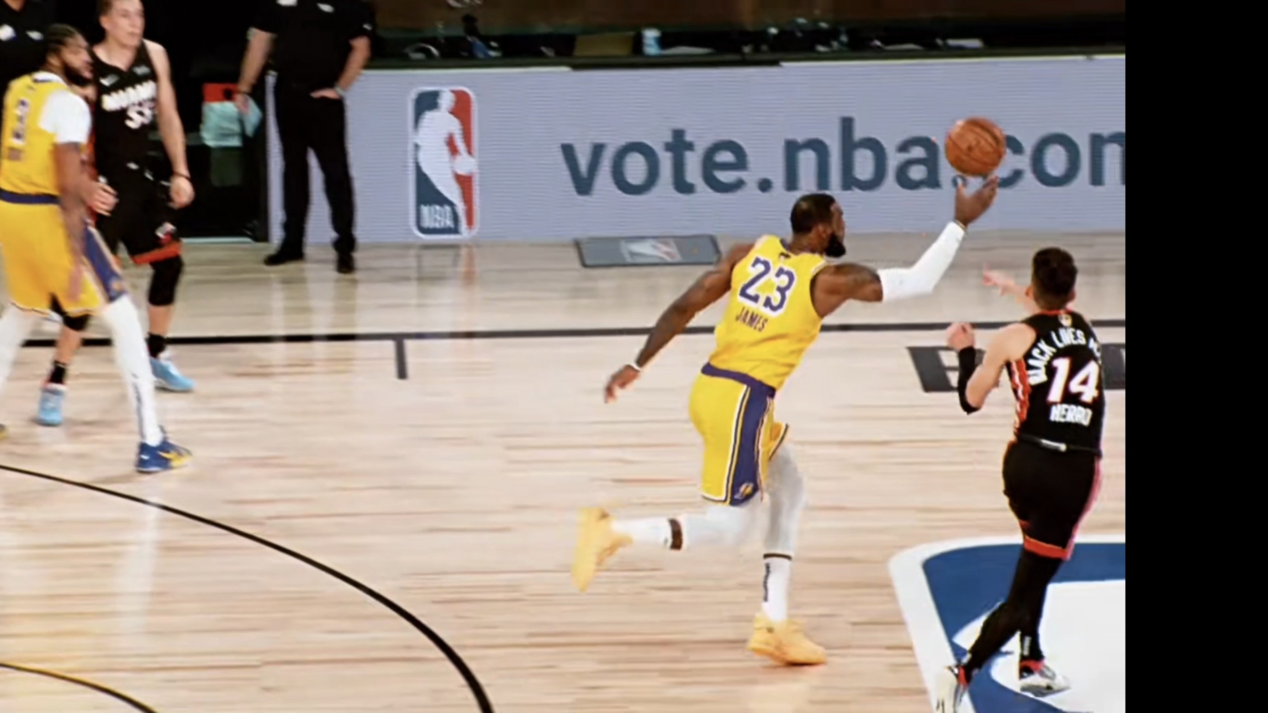 包含詹姆斯迎来十赛季高光表现，美国队球迷沸腾！的词条