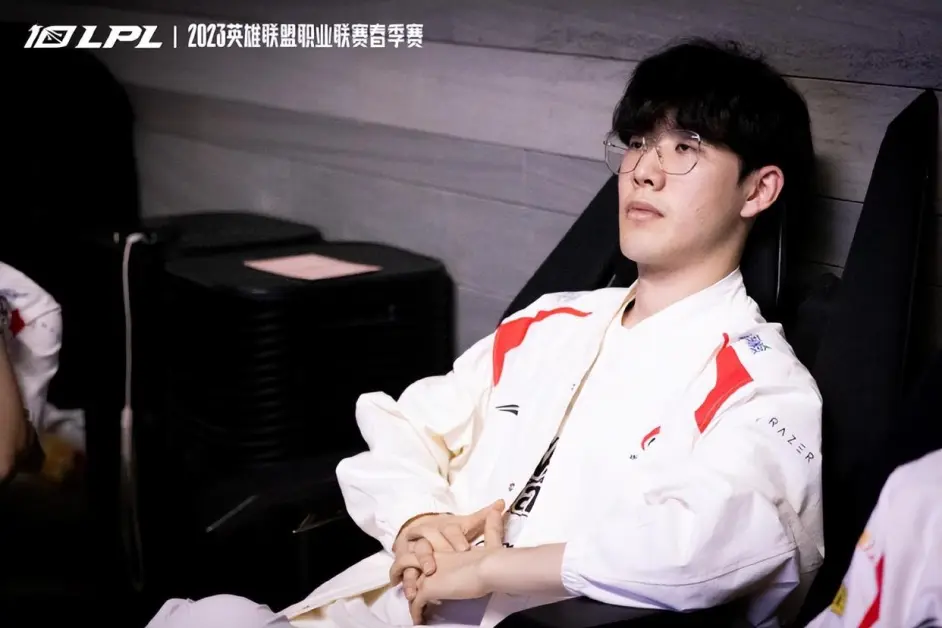 包含Ming爆冷击败DWG，出色防守引爆全场！的词条